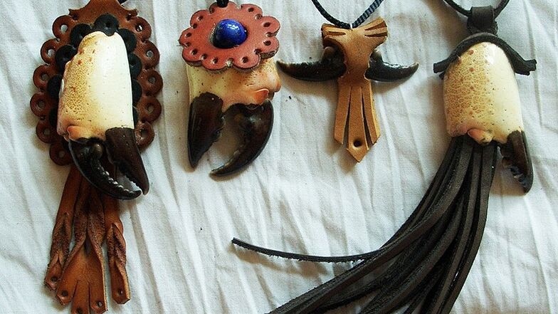 Benetako larruz egindako amuletoak eta talismanak